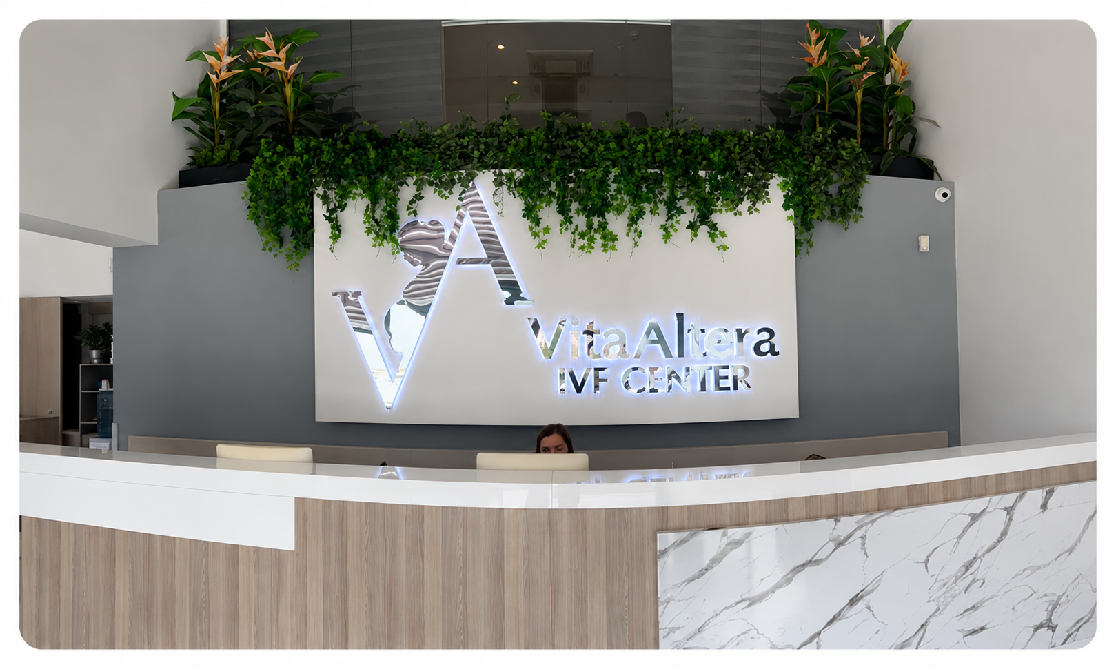 Vita Altera IVF Center binası ve anne bebeği