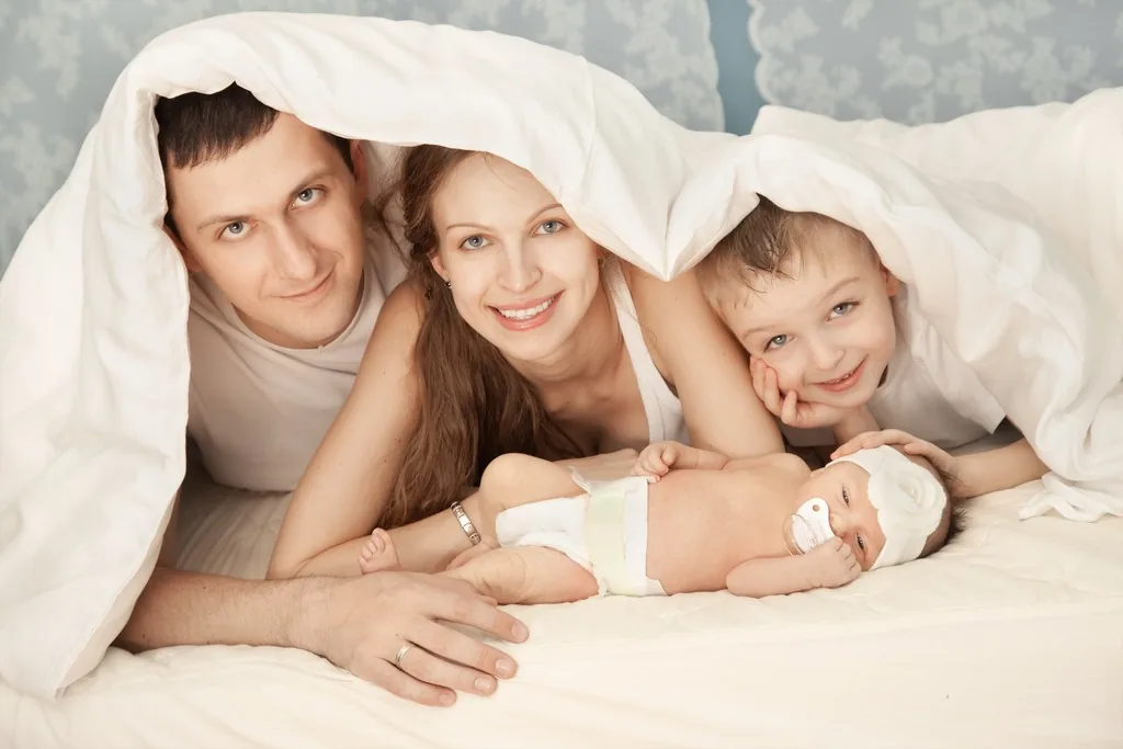 Eine glückliche Familie mit ihrem Neugeborenen