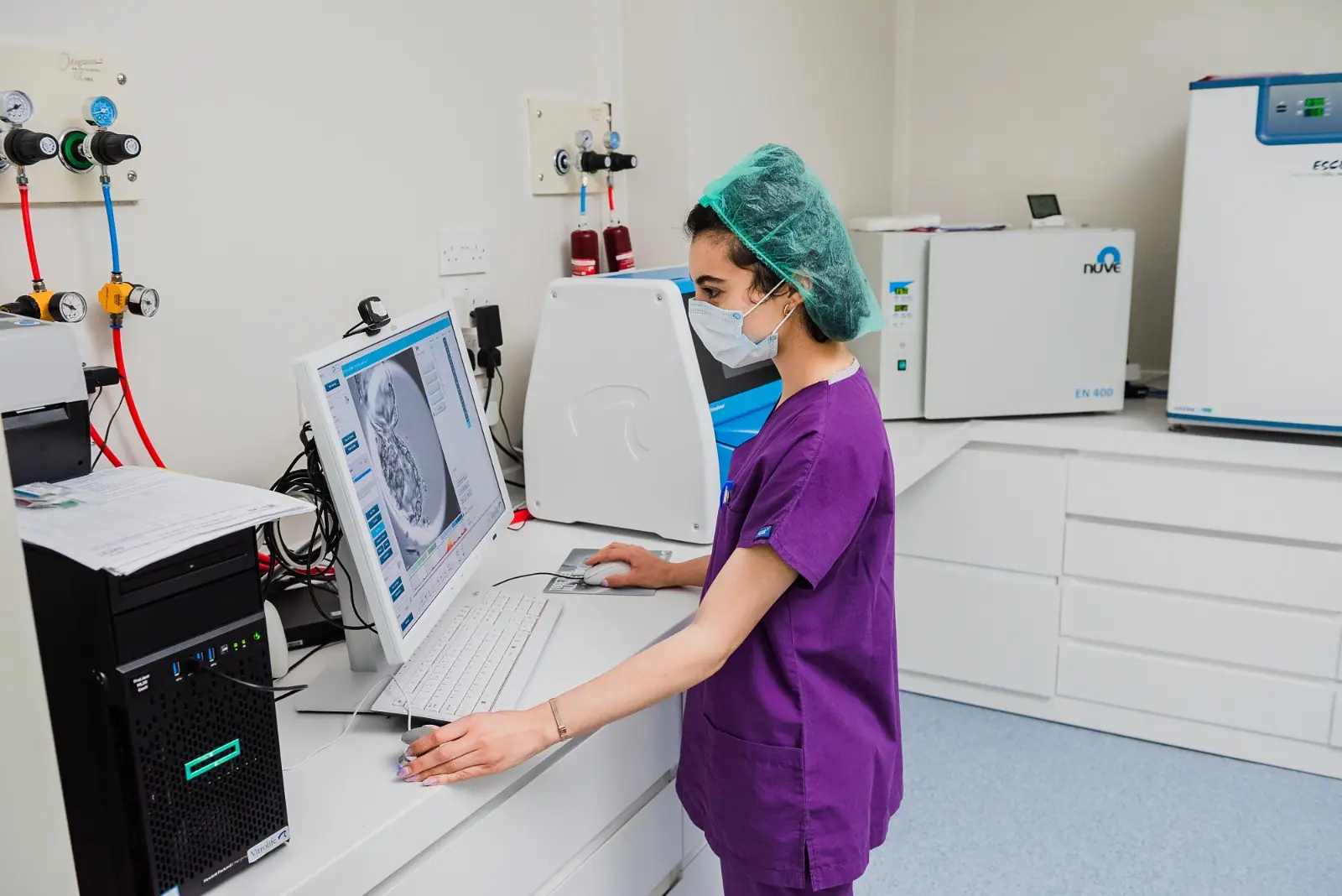 Vita Altera IVF embriyoloji laboratuvarında cihaz kontrolü