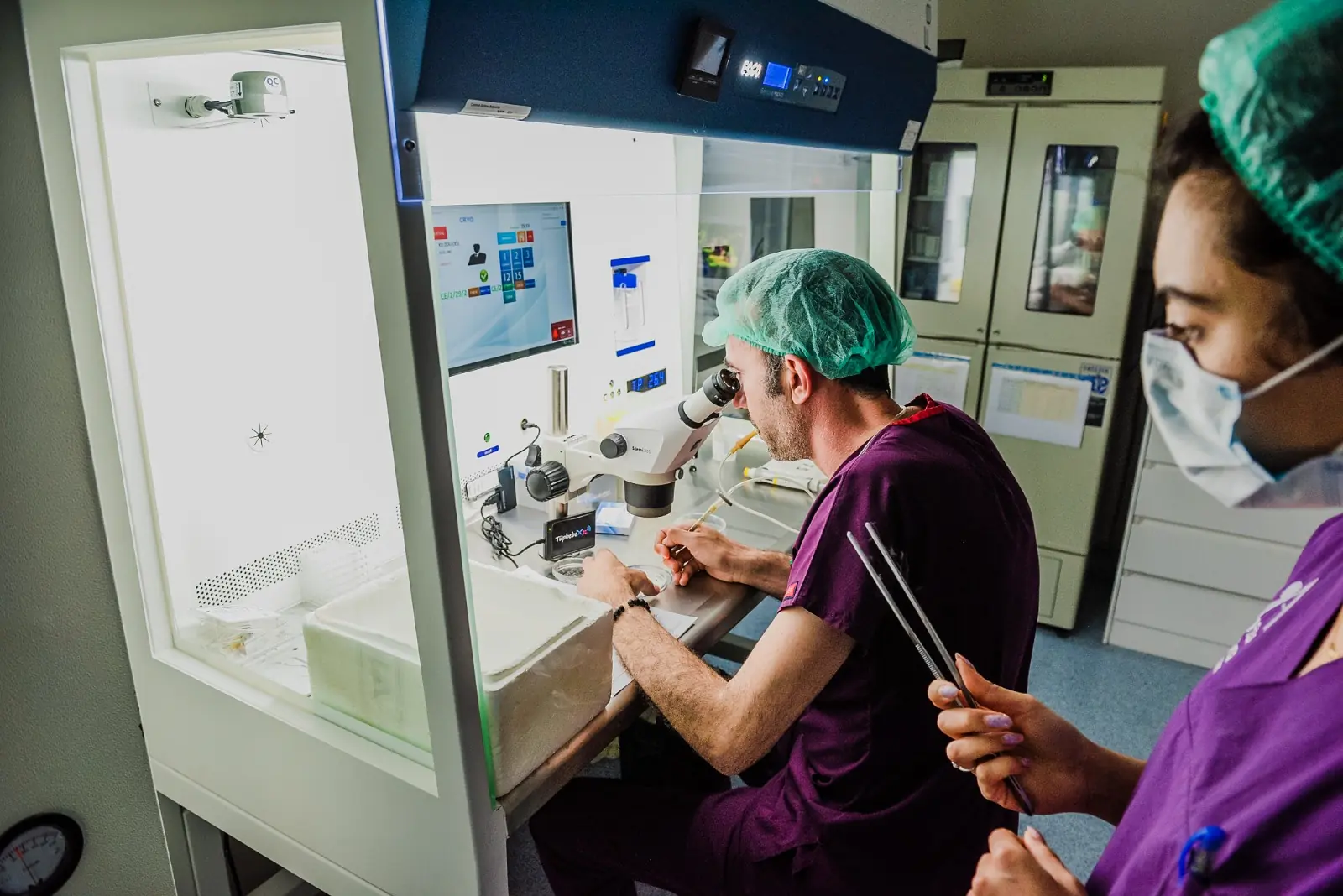 Vita Altera IVF embriyoloğu mikroskop başında çalışırken